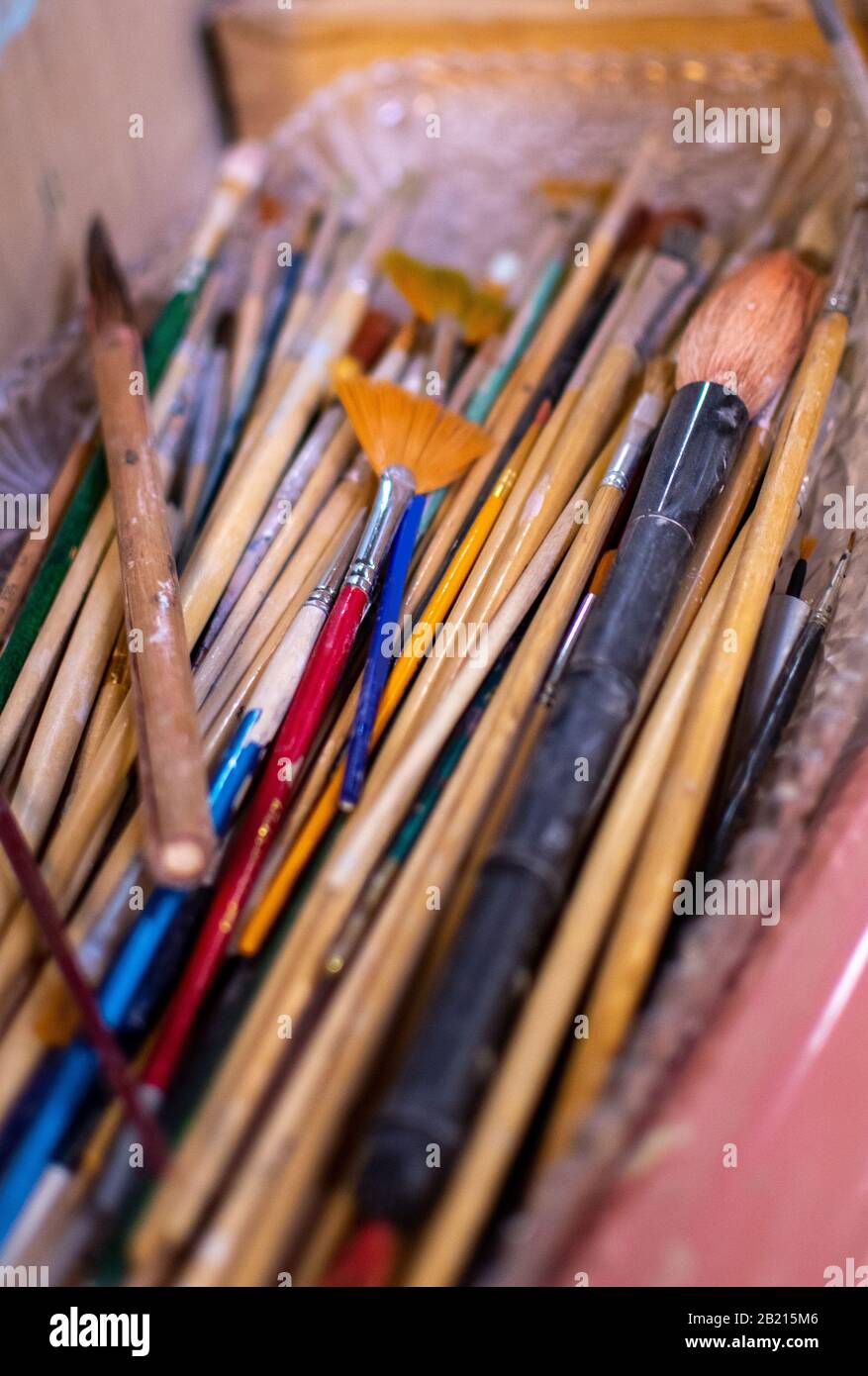 Una varietà di pennelli per artisti sono pronti per essere utilizzati in un negozio di ceramica Foto Stock
