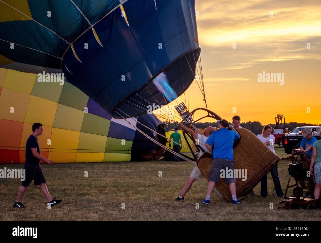 Battle Creek Michigan USA 3 luglio 2017; una squadra infiamma una mongolfiera con il fuoco mentre il sole tramonta durante uno spettacolo aereo Foto Stock