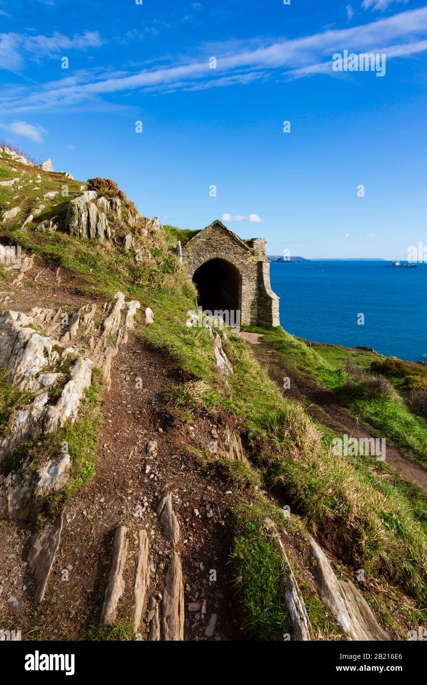 Grotta della Regina Adelaide, Penlee Battery sulla Penisola di rame Head, Cornovaglia, Inghilterra. Utilizzato nella serie TV Delicious. Foto Stock