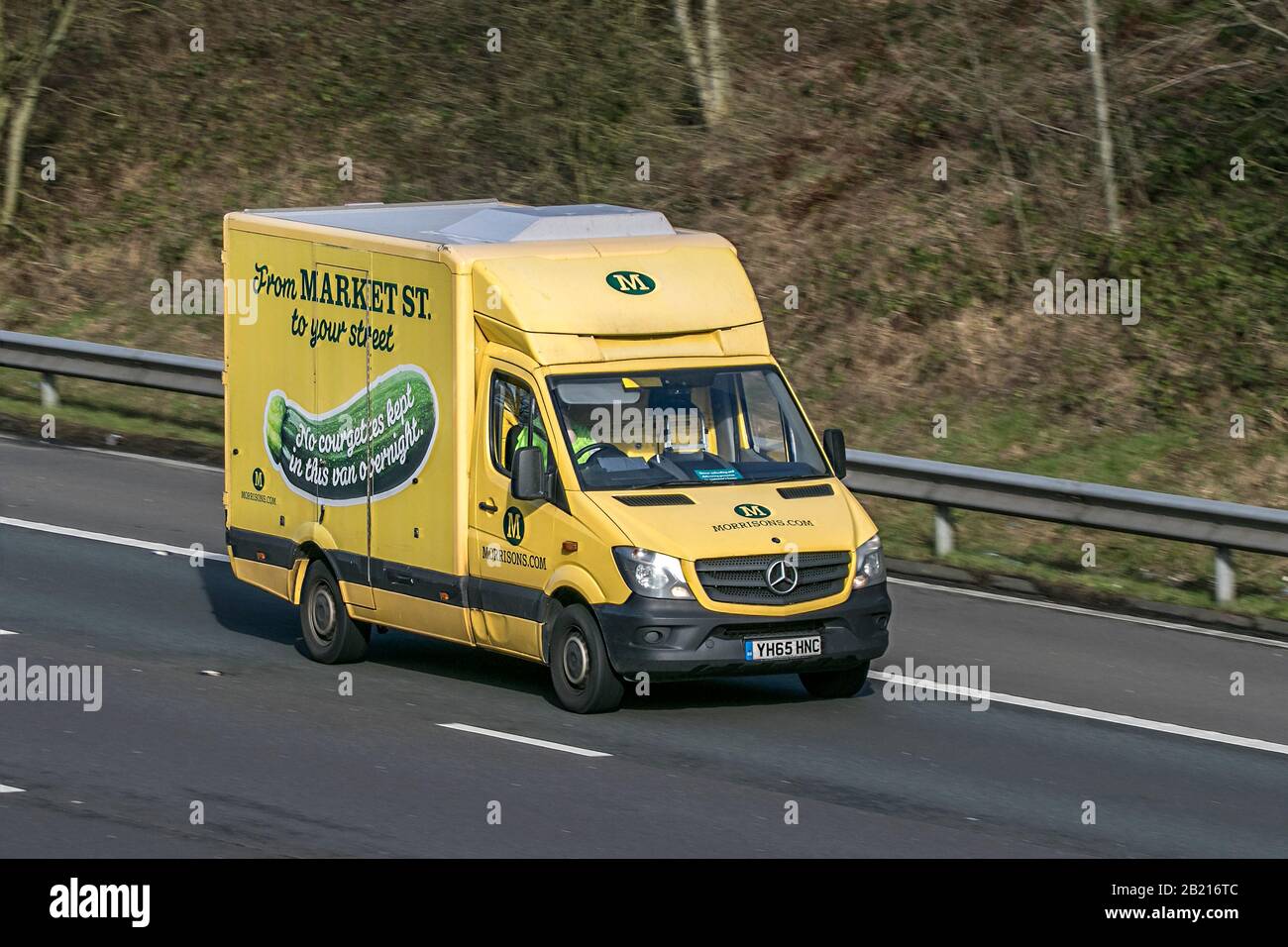 Morrisons alimentari consegna furgone guidando sulla M6 autostrada vicino Preston in Lancashire Foto Stock