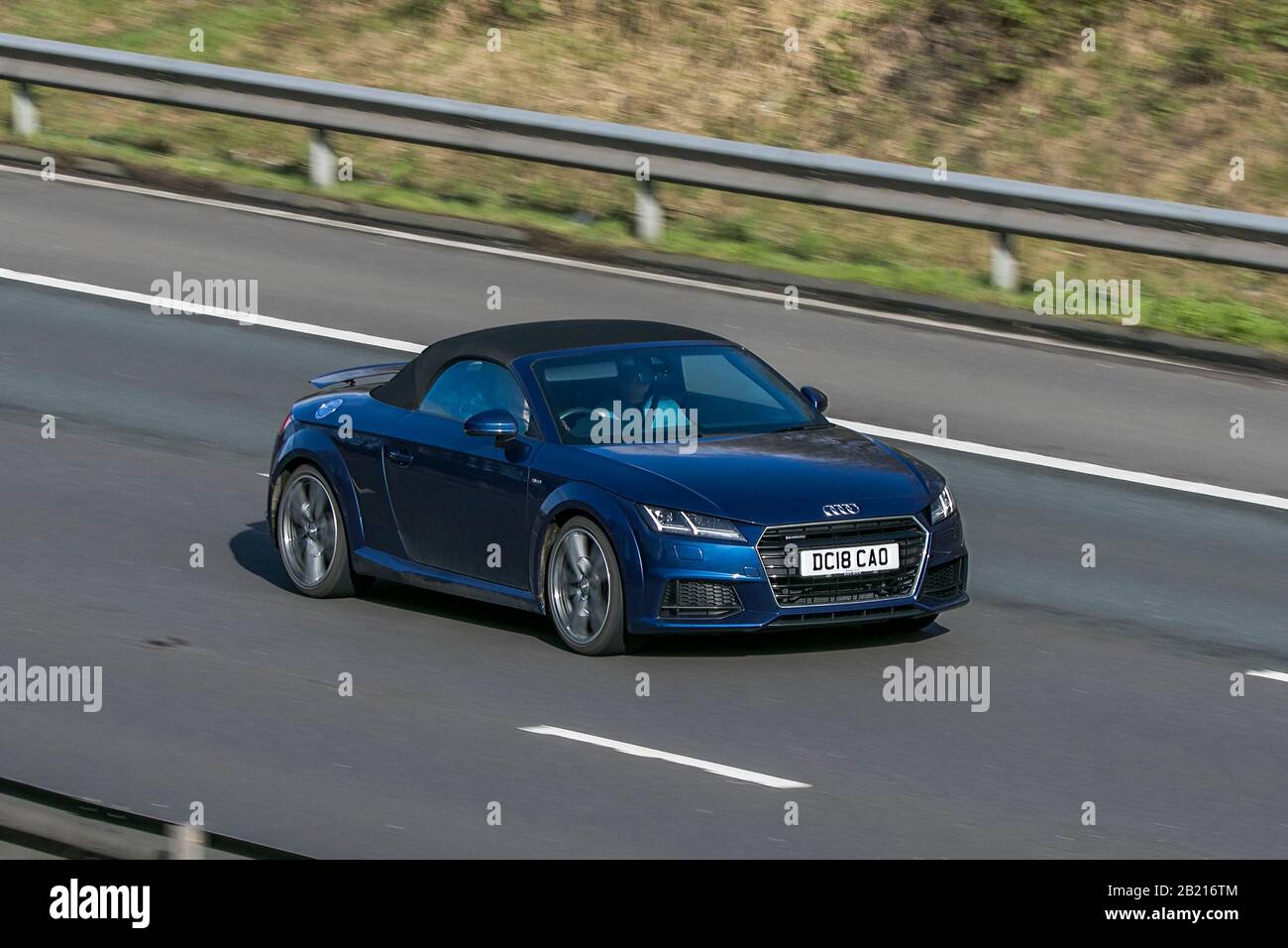 2018 blu Audi TT S Line TFSI quattro S-; guidare sull'autostrada M6 vicino a Chorley in Lancashire, Regno Unito Foto Stock