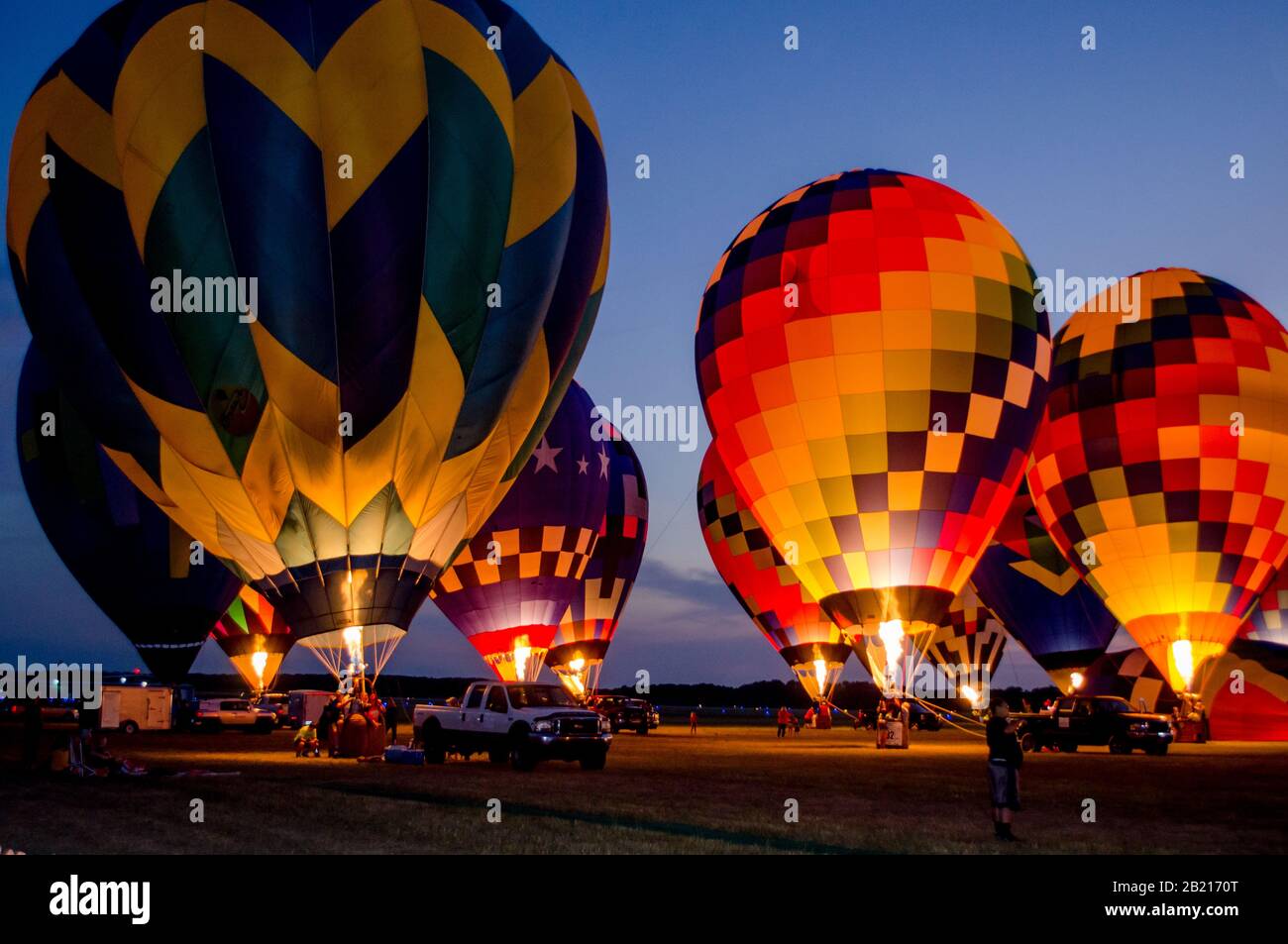 Battle Creek Michigan USA 3 luglio 2017; palloncini d'aria calda brillano al tramonto, durante uno spettacolo di aria calda in mongolfiera Foto Stock