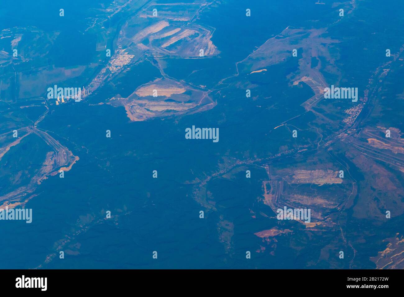 Veduta aerea vista da volo aereo nella contea di Gorj, Romania sudoccidentale con miniere di carbone a pozzo aperto e centrale elettrica di Rovinari Foto Stock