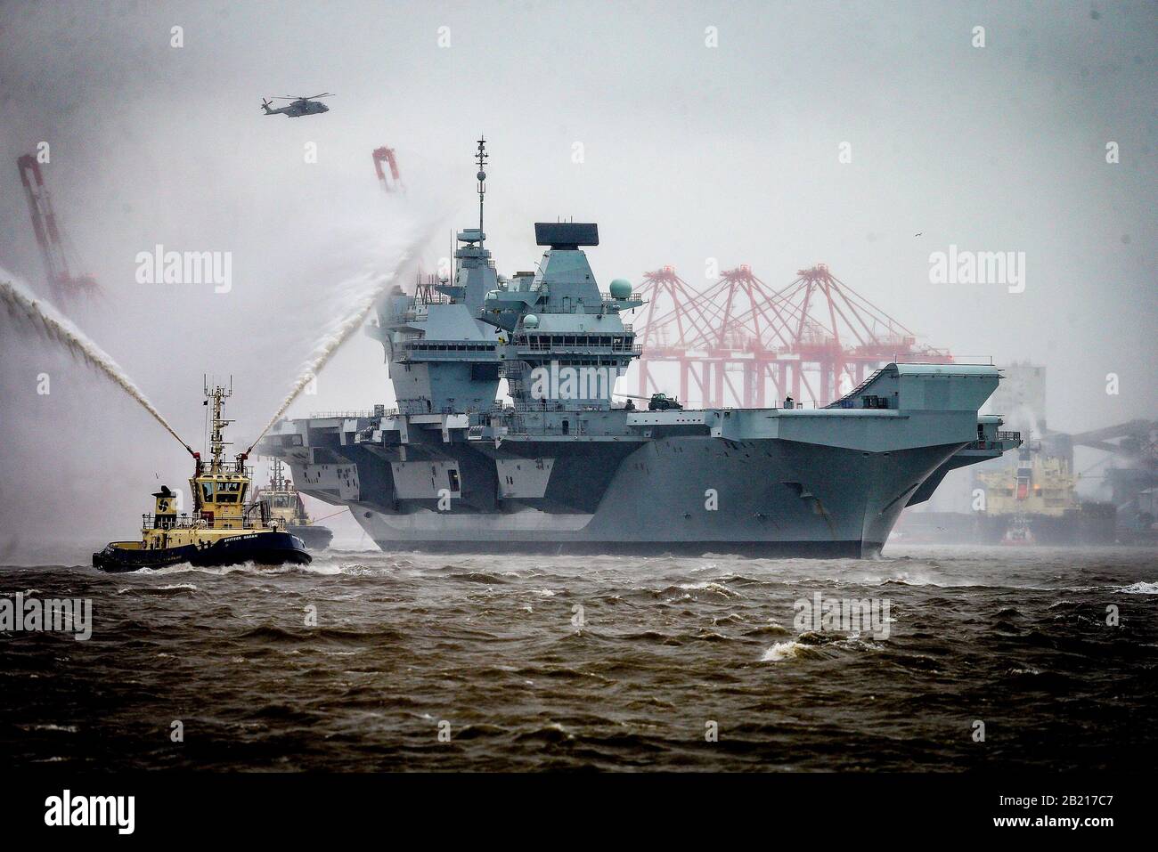 Liverpool, Regno Unito. 28th Feb, 2020. Nave aerea HMS Prince of Wales sul fiume Mersey. La grande nave è arrivata su un Merseyside grigio e umido prima di oggi ed è raffigurata da Seacombe nel Wirral. Liverpool, Regno Unito venerdì 28th febbraio 2020. Pic By Chris Stading Credit: Andrew Orchard Sports Photography/Alamy Live News Foto Stock