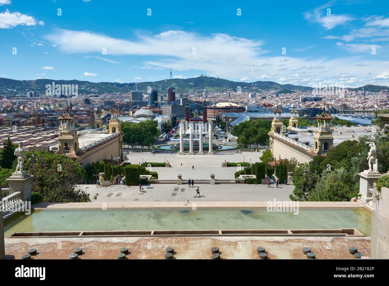 Barcellona, SPAGNA - 13 MAGGIO 2017: Scatto orizzontale. Vista Da Montjuic Hill. Città di Barcellona con diversi edifici e luoghi iconici. Quattro Colonne Foto Stock