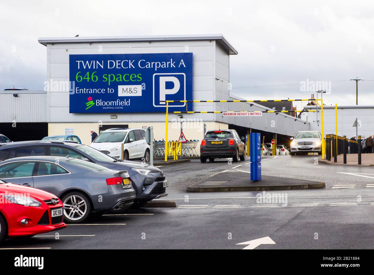 28 febbraio 2020 il grande segno blu al Bloomfield Shopping Centre Bangor presso Il Parcheggio E segna l'ingresso al negozio locale Marks and Spencer. Foto Stock