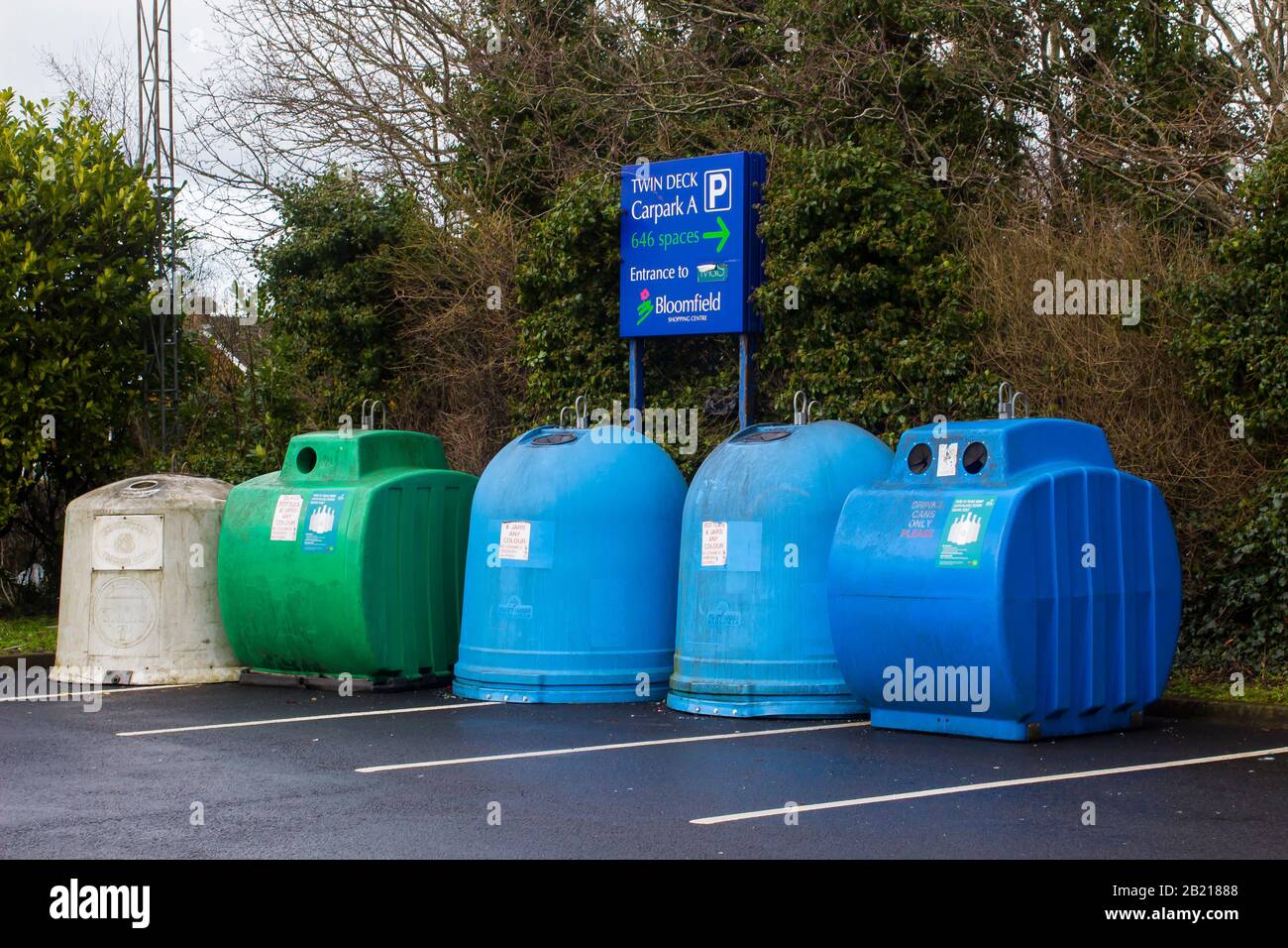 28 febbraio 2020 una banca di bottiglie per il riciclaggio del vetro situata nell'angolo del parcheggio presso il Bloomfield Shopping Centre a Bangor, Irlanda del Nord Foto Stock