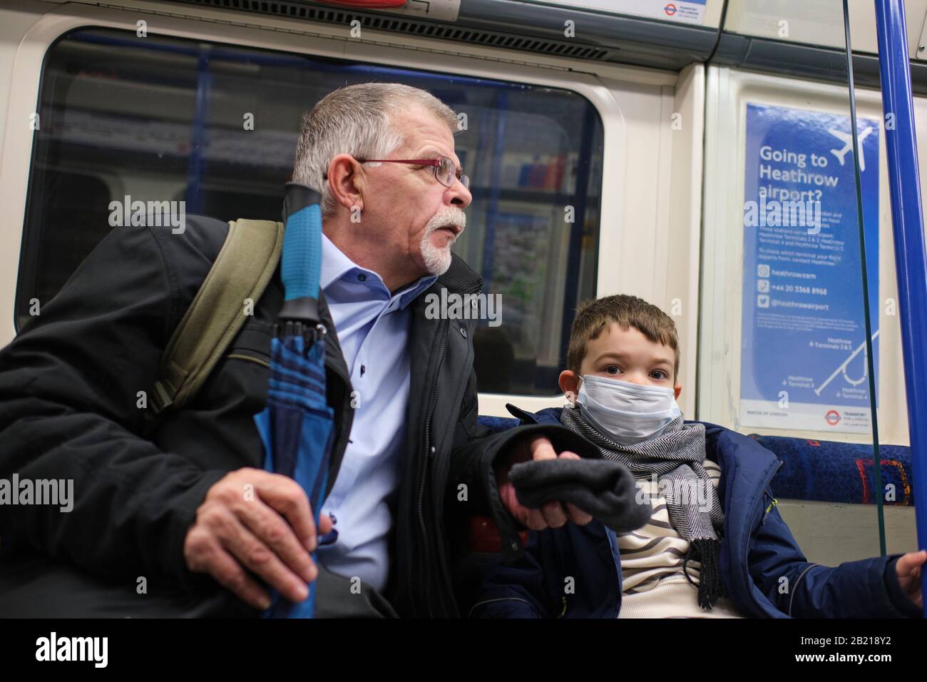 Maschera facciale per bambini come protezione contro il coronavirus, sulla metropolitana di londra Foto Stock