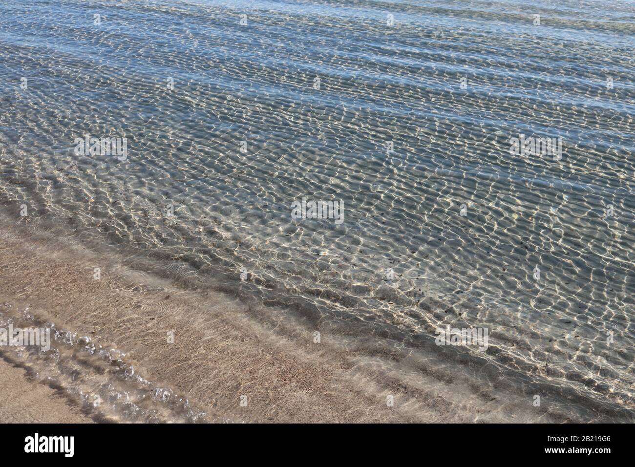 Interessanti modelli ondulati e ondulati sulla spiaggia di Brandinchi in Sardegna, Italia. Foto Stock