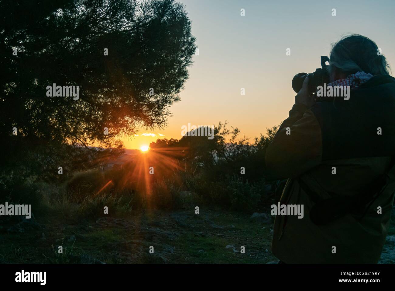 Uomo che fotografa il tramonto Foto Stock