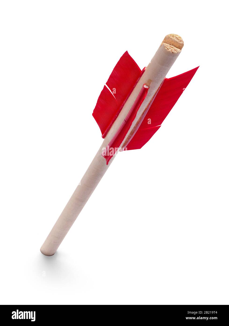 Freccia Con Piume Rosse Bloccata Isolata Su Bianco. Foto Stock