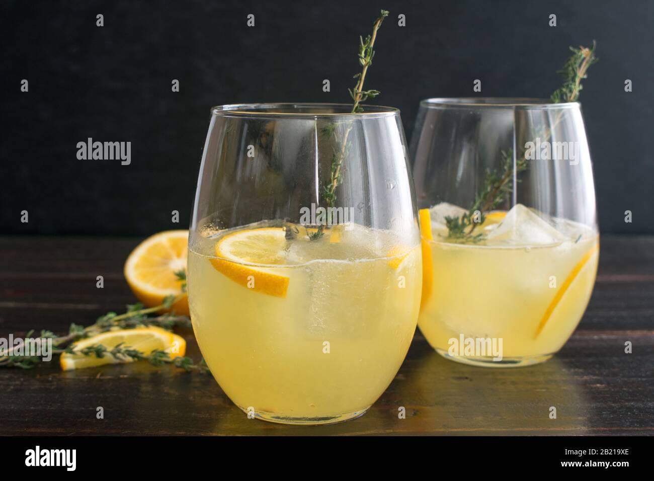 Meyer Lemon e Thyme Bees Ginocchia: Una versione aggiornata di un classico cocktail gin fatto con miele, Meyer limoni, e timo fresco Foto Stock