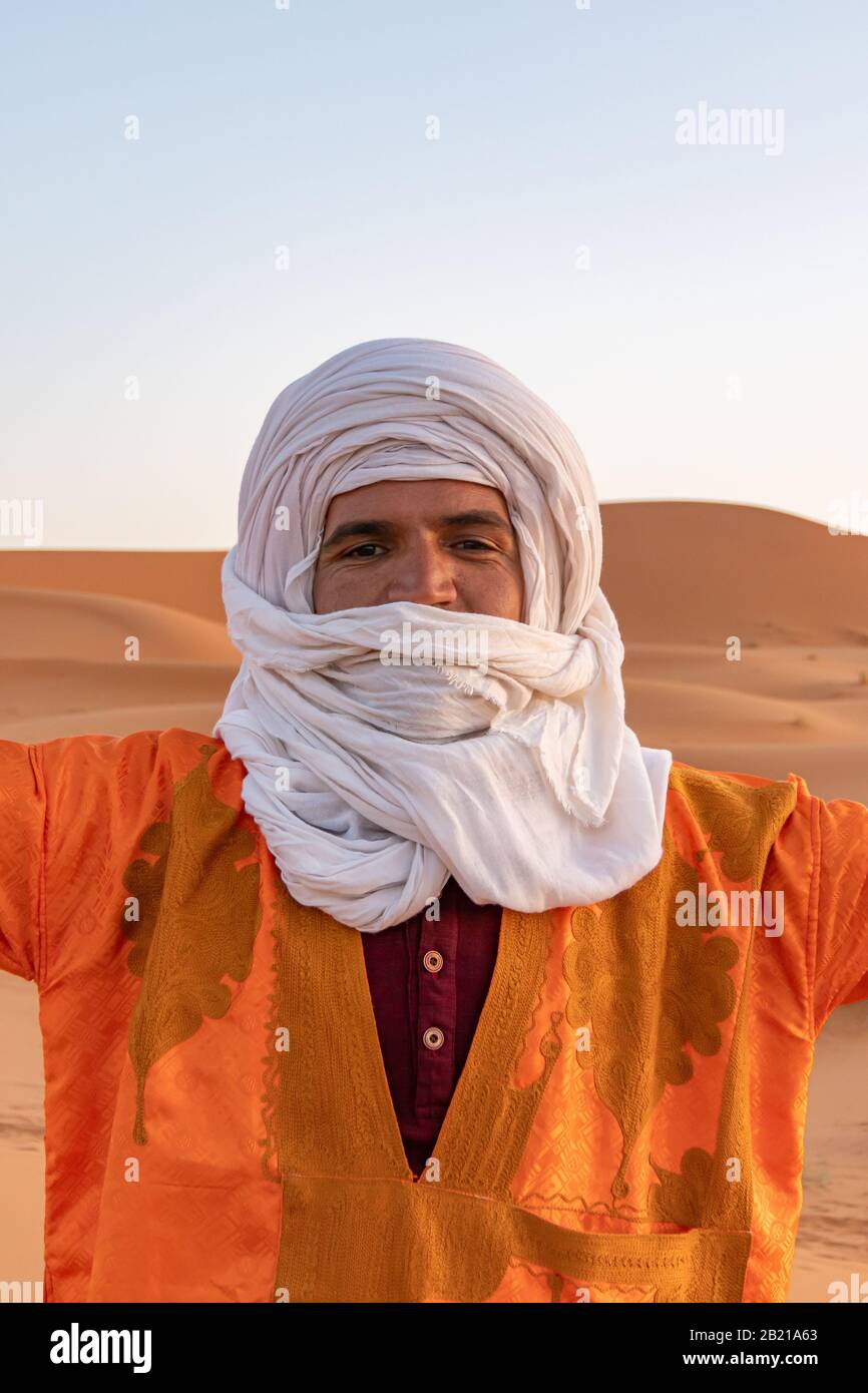 Uomo con turbante bianco e arancio urlante Foto Stock