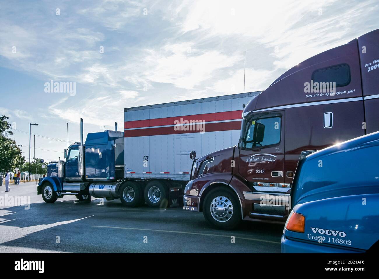 Buffalo, USA, Luglio 2005 - camion a lunga percorrenza in linea ad una fermata a Buffalo Foto Stock