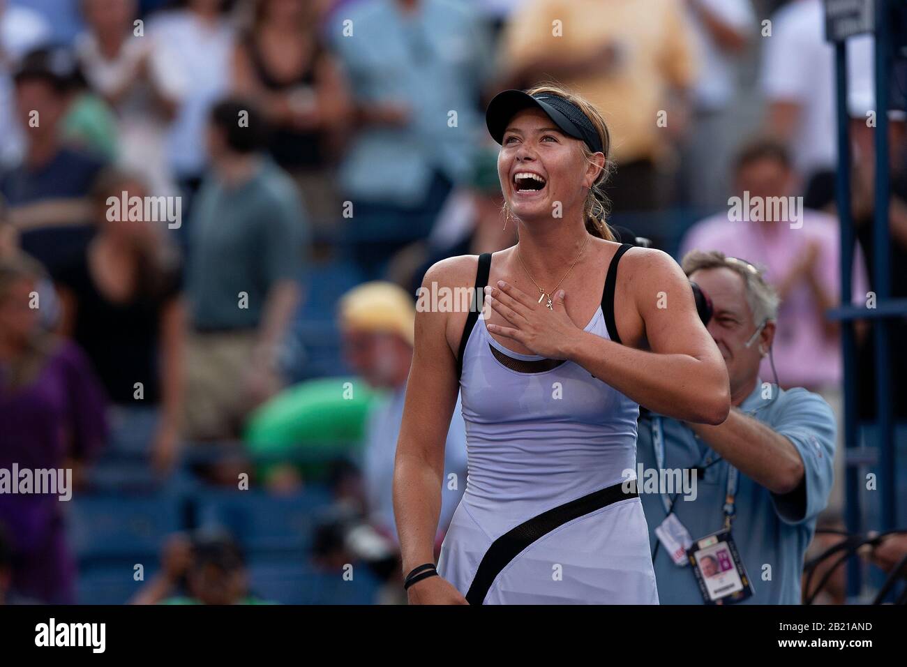 Flushing Meadows, Stati Uniti. 08th settembre 2006. Maria Sharapova in azione durante la sua vittoria US Open 2006 a Flushing Meadows, New York. Qui viene mostrata nella sua partita semifinale contro Amelie Mauresmo. Sharapova, cinque volte campione di slam e uno dei più alti atleti, ha annunciato il suo ritiro dal tennis competitivo questa settimana. Credito: Adam Stoltman/Alamy Live News Foto Stock