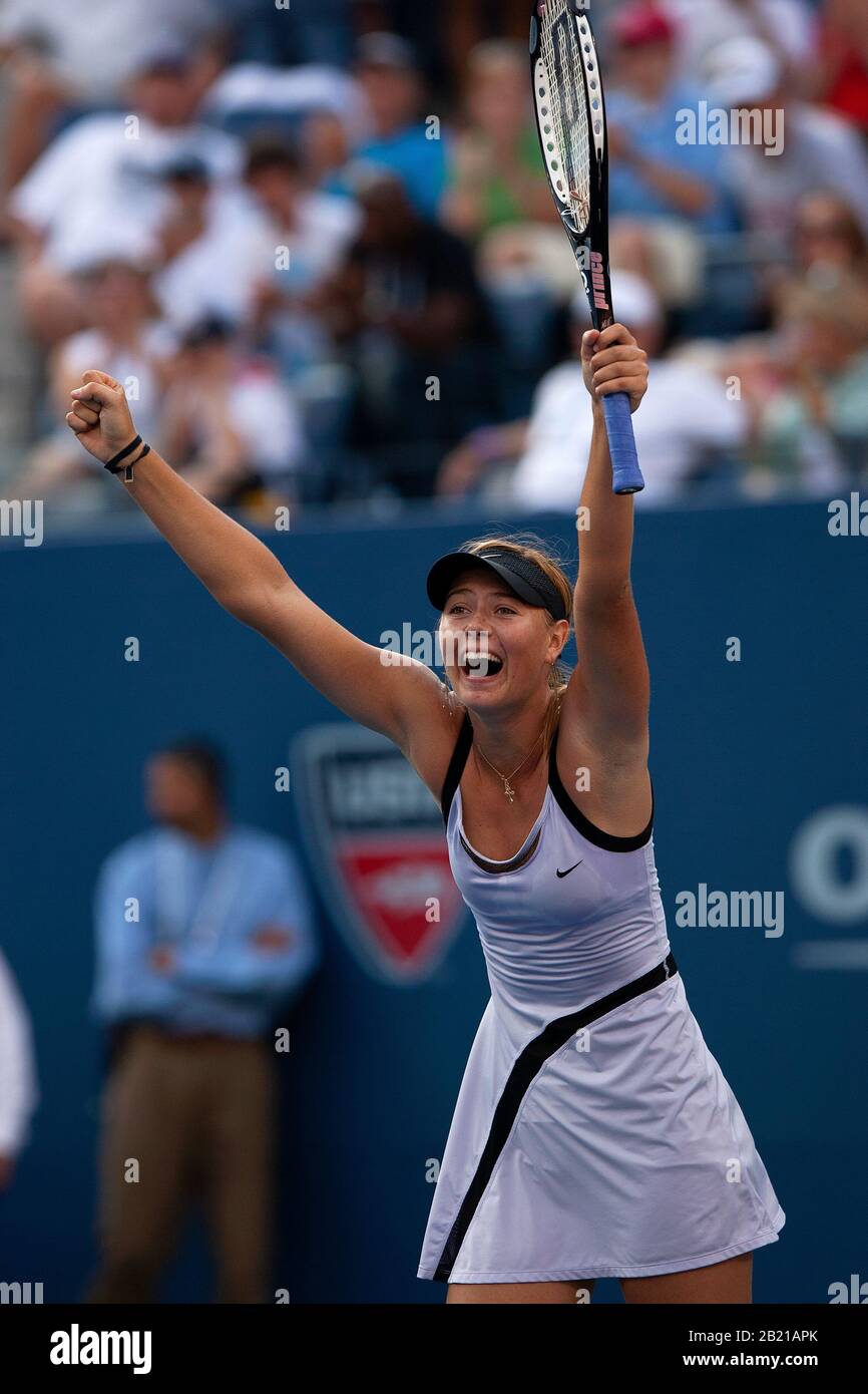 Flushing Meadows, Stati Uniti. 08th settembre 2006. Maria Sharapova in azione durante la sua vittoria US Open 2006 a Flushing Meadows, New York. Qui viene mostrata nella sua partita semifinale contro Amelie Mauresmo. Sharapova, cinque volte campione di slam e uno dei più alti atleti, ha annunciato il suo ritiro dal tennis competitivo questa settimana. Credito: Adam Stoltman/Alamy Live News Foto Stock