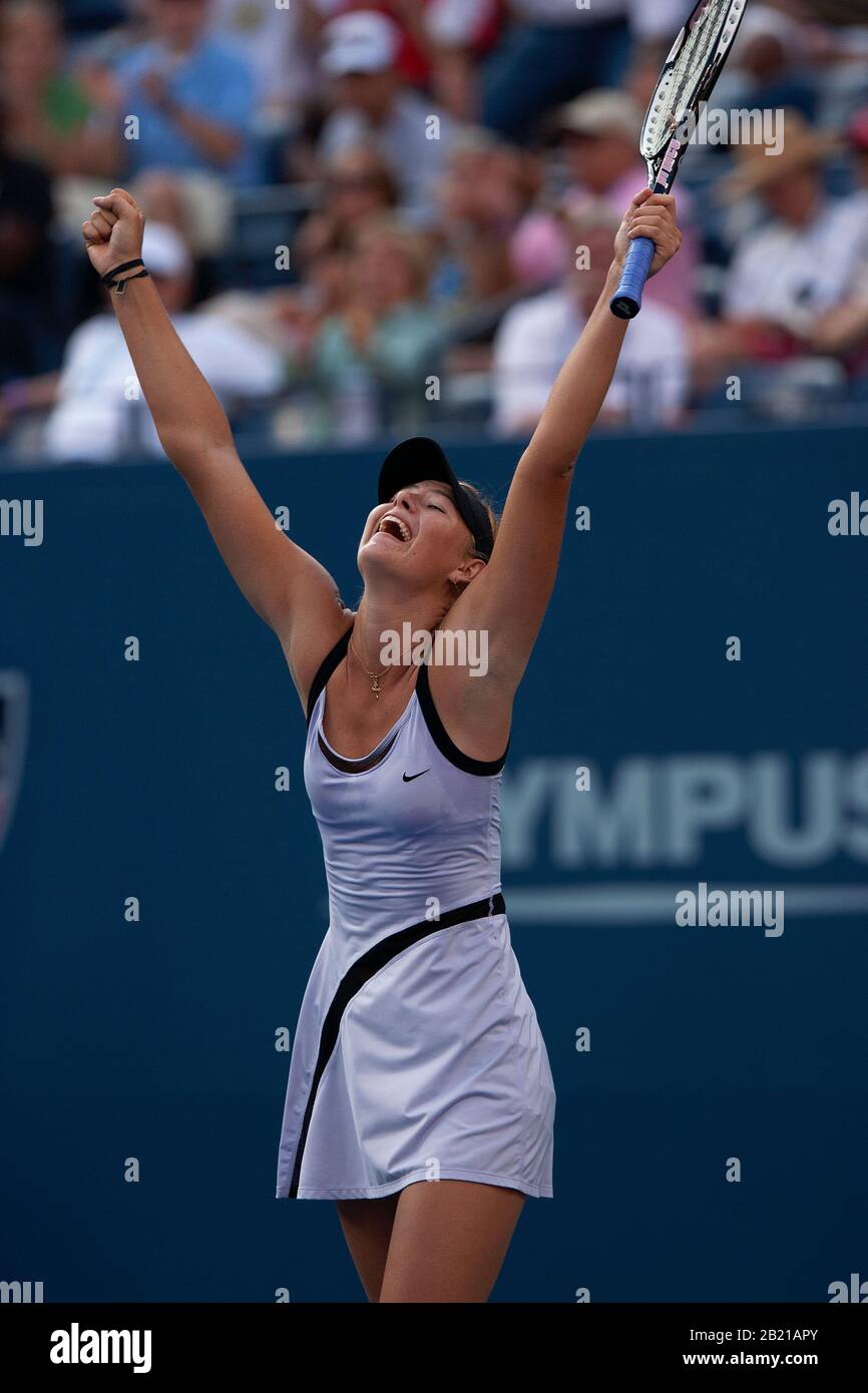 Flushing Meadows, Stati Uniti. 08th settembre 2006. Maria Sharapova in azione durante la sua vittoria US Open 2006 a Flushing Meadows, New York. Qui viene mostrata nella sua partita semifinale contro Amelie Mauresmo. Sharapova, cinque volte campione di slam e uno dei più alti atleti, ha annunciato il suo ritiro dal tennis competitivo questa settimana. Credito: Adam Stoltman/Alamy Live News Foto Stock