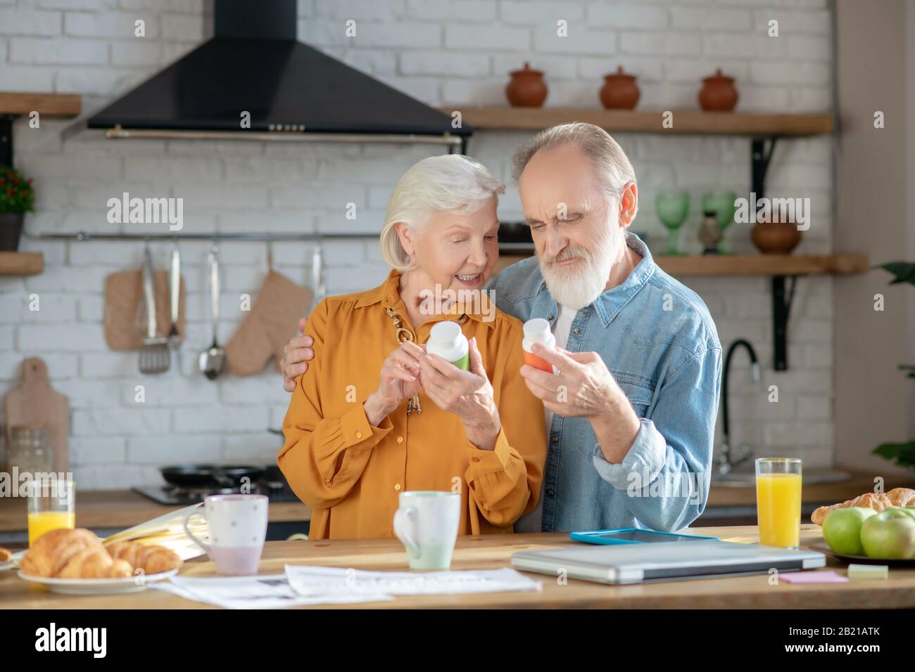 Anziani sposati coppia lettura istruzioni per l'uso supplemento Foto Stock