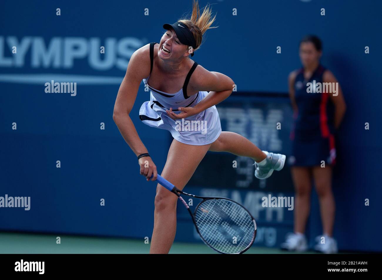 Flushing Meadows, Stati Uniti. 08th settembre 2006. Maria Sharapova in azione durante la sua vittoria US Open 2006 a Flushing Meadows, New York. Qui viene mostrata nella sua partita semifinale contro Amelie Mauresmo. Sharapova, cinque volte campione di slam e uno dei più alti atleti, ha annunciato il suo ritiro dal tennis competitivo questa settimana. Credito: Adam Stoltman/Alamy Live News Foto Stock