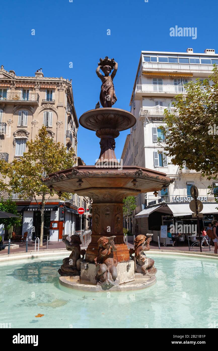 Cannes, Francia - 14 agosto 2018: Vecchia fontana di strada con sculture a la Place du General de Gaulle, Cannes Foto Stock