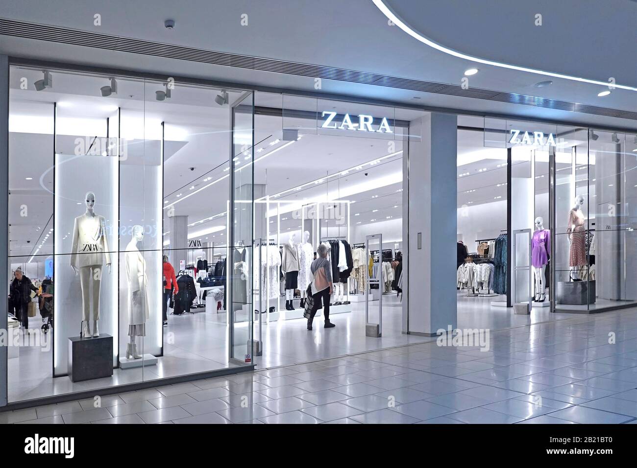 Zara fast fashion abbigliamento retail business open plan shop front entrance presso il centro commerciale Intu Lakeside High Key Lighting store Thurrock Inghilterra UK Foto Stock