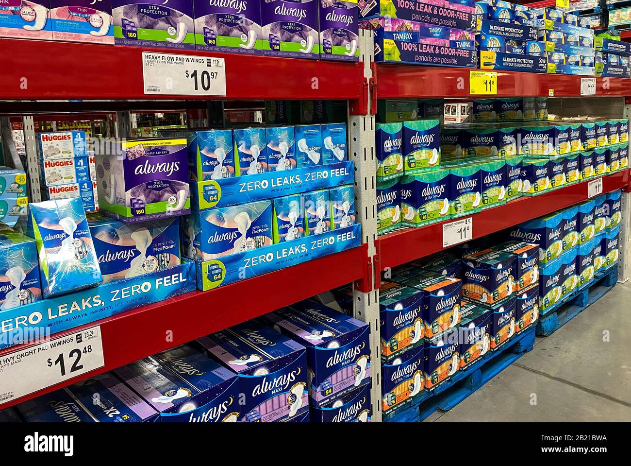 Orlando, FL/USA-2/11/20:il Tampon e il display igienico Sempre femminile aspettano che i clienti acquistino presso un negozio Sams Club. Foto Stock