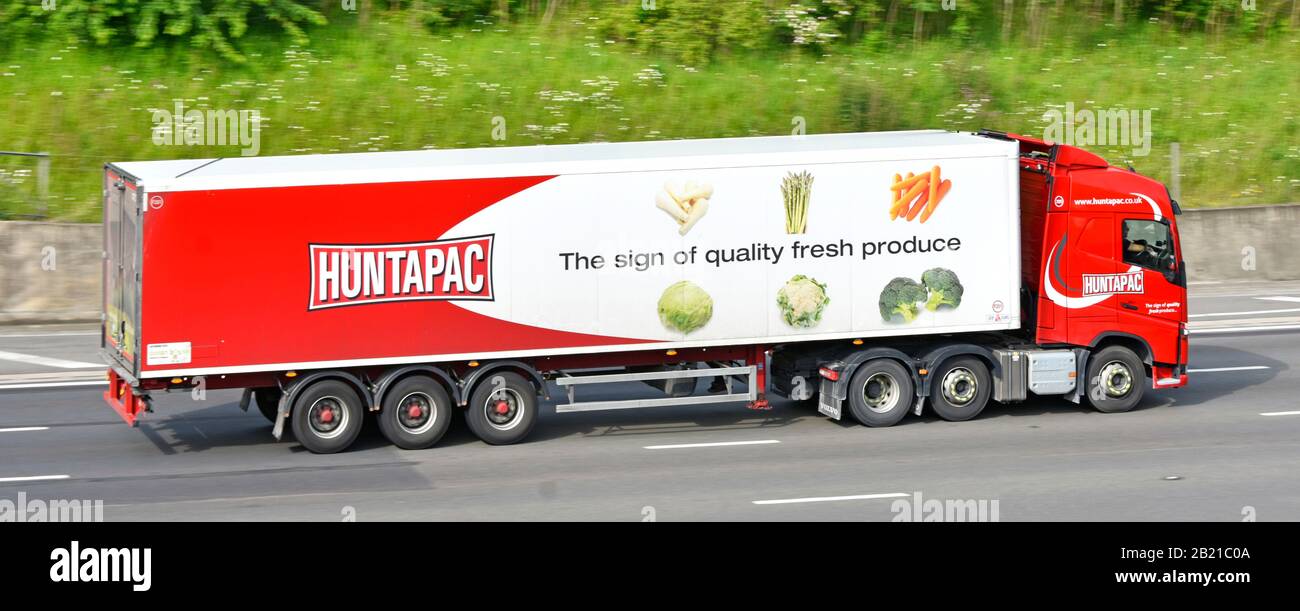 Vista laterale della catena di approvvigionamento alimentare Huntapac hgv camion fresco alimenti prodotti azienda pubblicità su rimorchio articolato autostrada UK Foto Stock