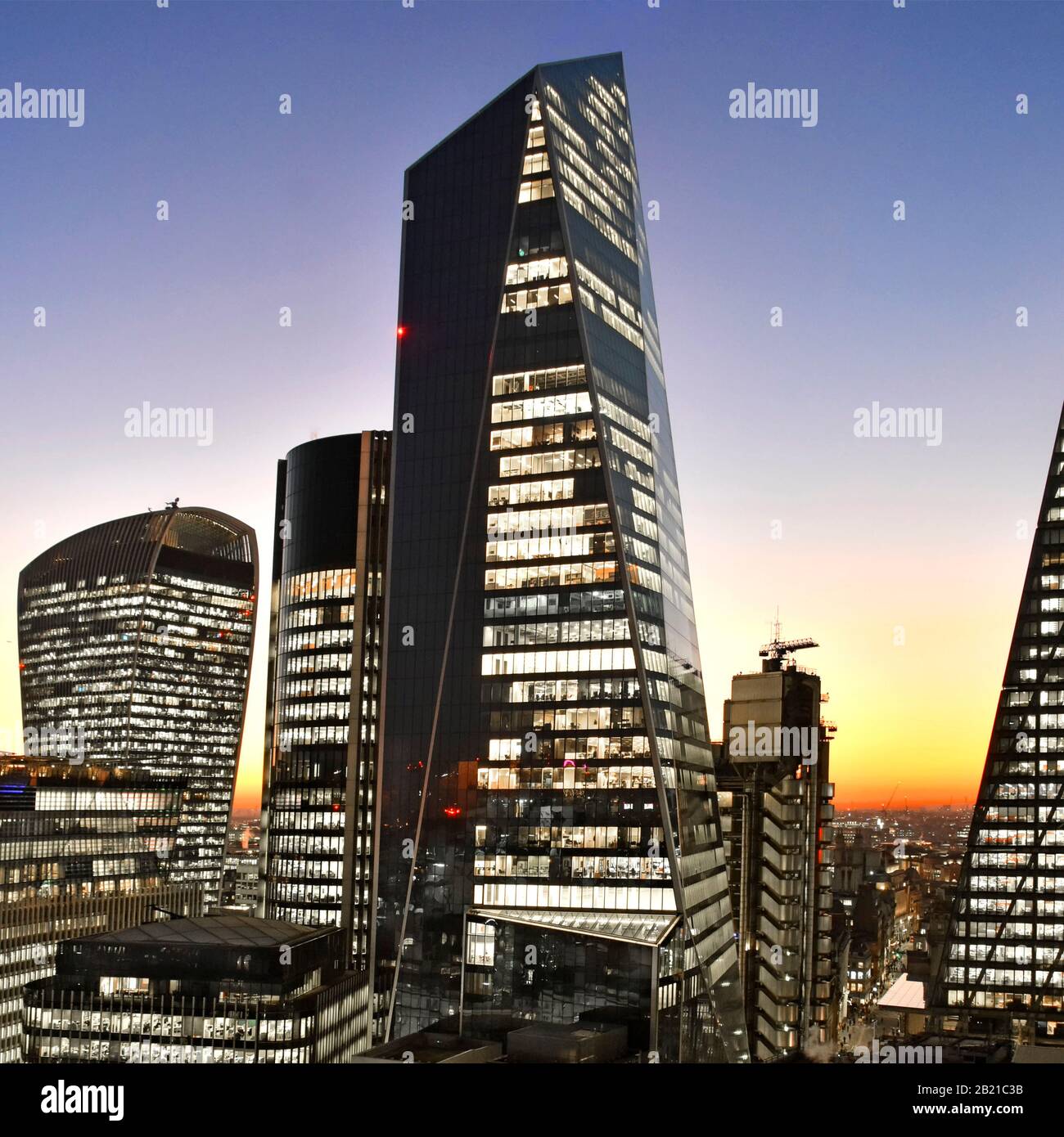 Finestre e luci d'ufficio tramonto cielo moderno grattacielo Scalpel edificio City of London skyline con vista al punto di riferimento Walkie Talkie uffici Inghilterra UK Foto Stock