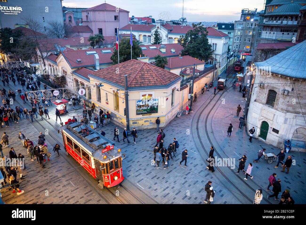 Istiklal Street con vista del Centro Culturale Francese e degli edifici generali del Consolato Francese situati vicino a Piazza Taksim a Istanbul, Turchia. Foto Stock