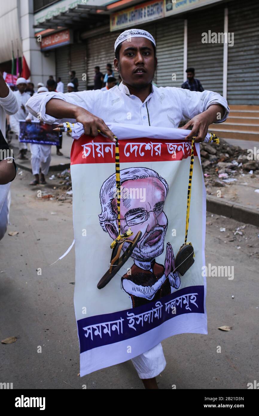 Dhaka, Bangladesh. 28th Feb, 2020. Un protestante musulmano sta portando una bandiera del cartone animato di Narendra modi con il wreth della scarpa. (Foto Di Md Rakibul Hasan/Pacific Press/Sipa Usa) Credit: Sipa Usa/Alamy Live News Foto Stock