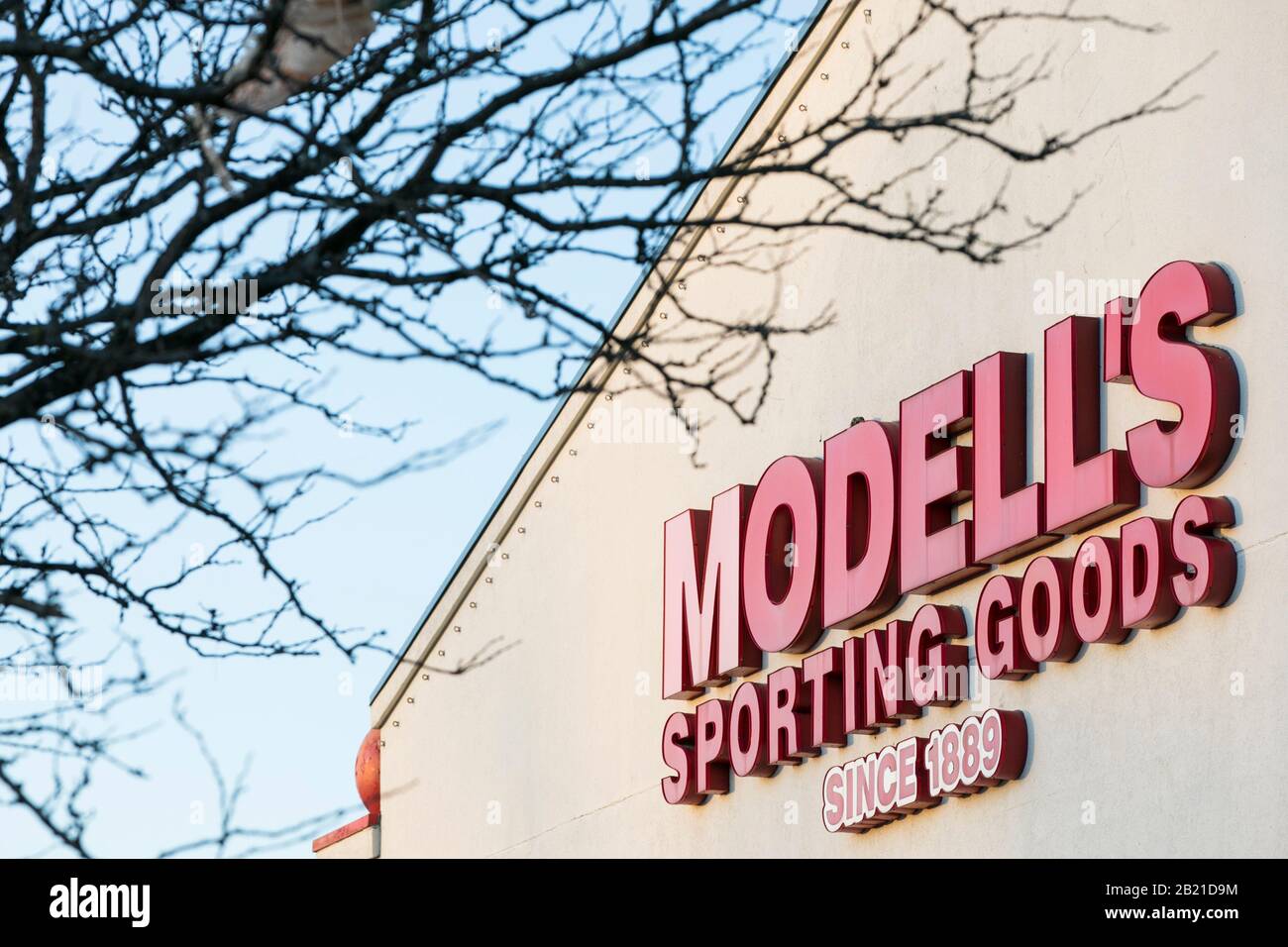 Un logo al di fuori del punto vendita Sporting Goods di Modell a Baltimora, Maryland, il 22 febbraio 2020. Foto Stock