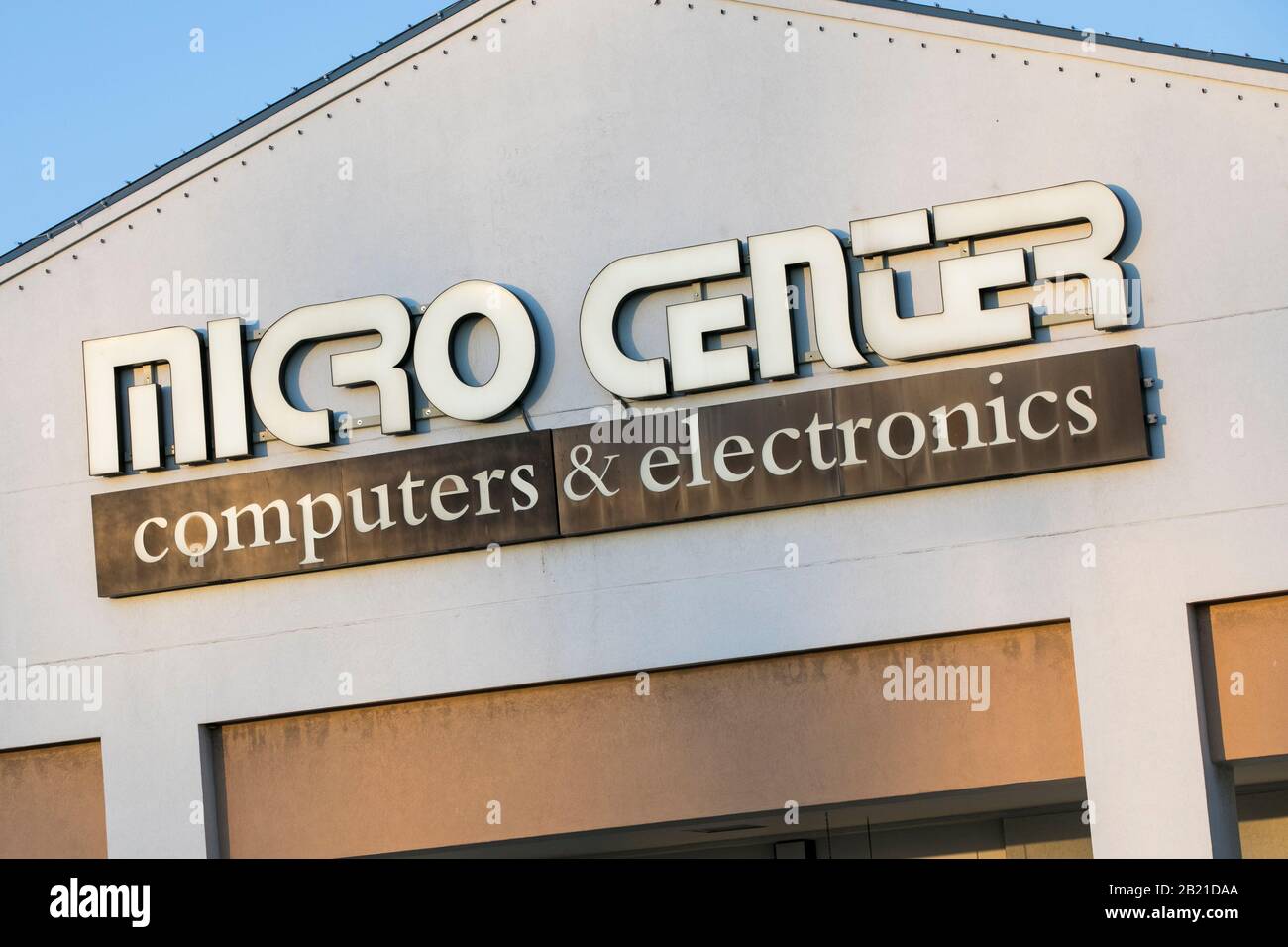 Un logo al di fuori di un punto vendita Micro Center a Baltimora, Maryland, il 22 febbraio 2020. Foto Stock