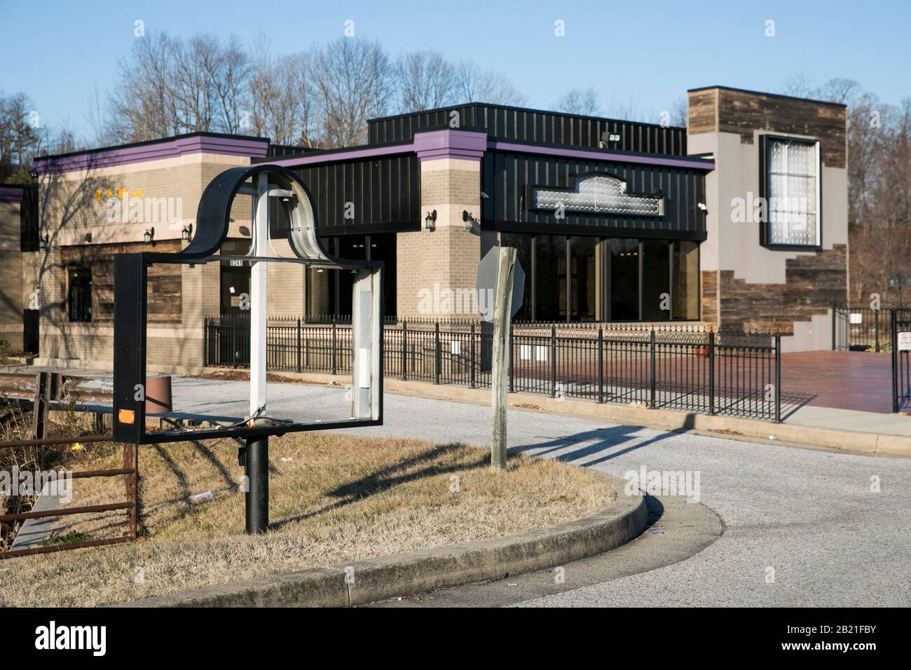 Un ristorante fast food abbandonato a Baltimora, Maryland, il 22 febbraio 2020. Foto Stock