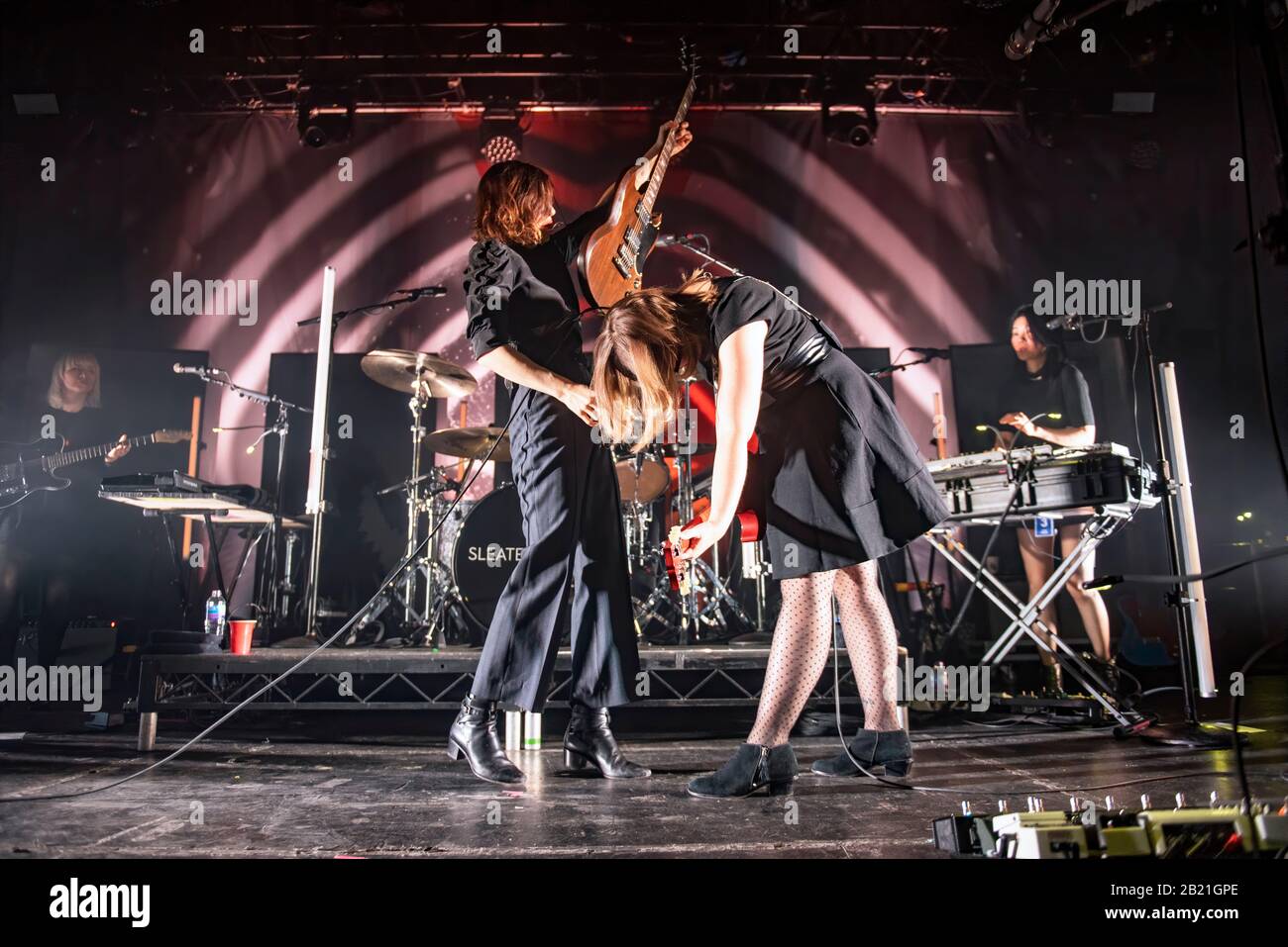 Manchester, Regno Unito. 27th febbraio 2020. Carrie Rachel Brownstein e Corin Lisa Tucker della band Sleater Kinney si esibiscono presso l'Accademia di Manchester durante il loro tour del Regno Unito "The Centre'T Hold", Manchester 2020-02-27 . Credito: Gary Mather/Alamy Live News Foto Stock