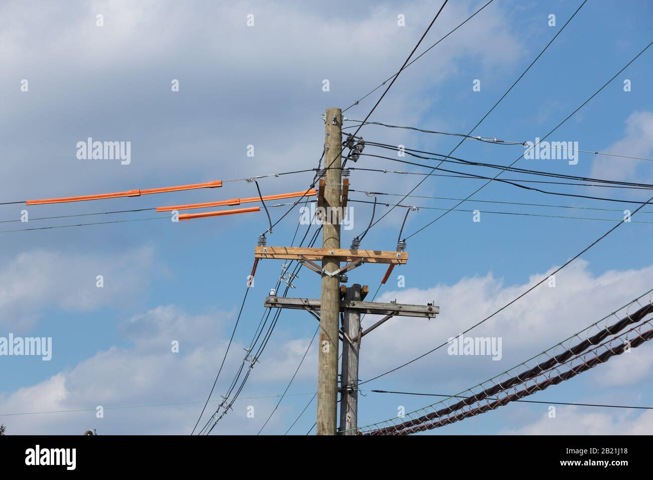 Una sequenza di immagini di un polo di energia elettrica in legno che viene sostituito, presa nel corso di diversi giorni. Foto Stock