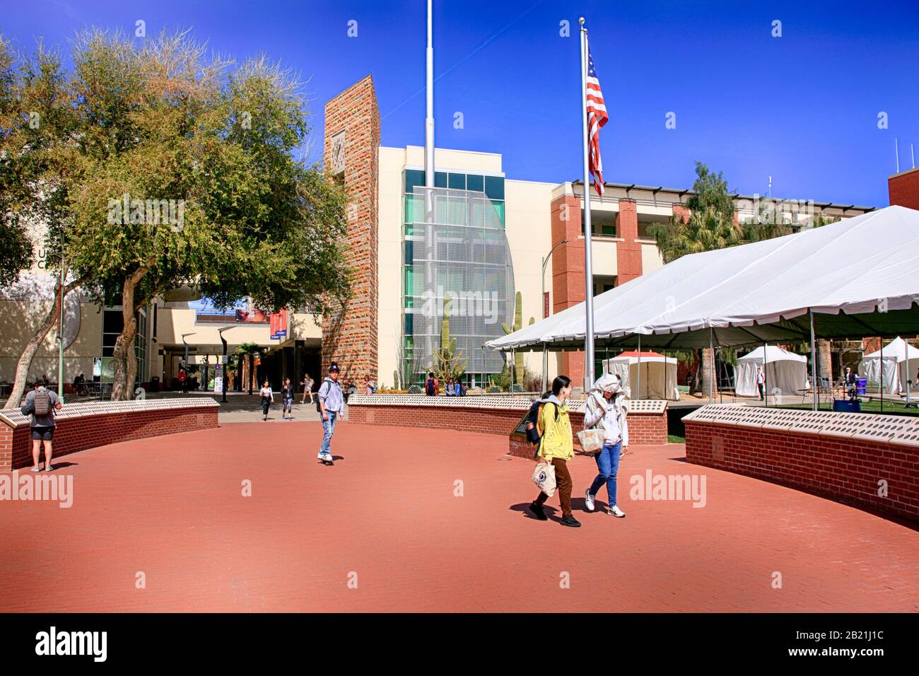 Gli studenti passano attraverso il centro commerciale USS Arizona Memorial nel campus della University of Arizona a Tucson Foto Stock