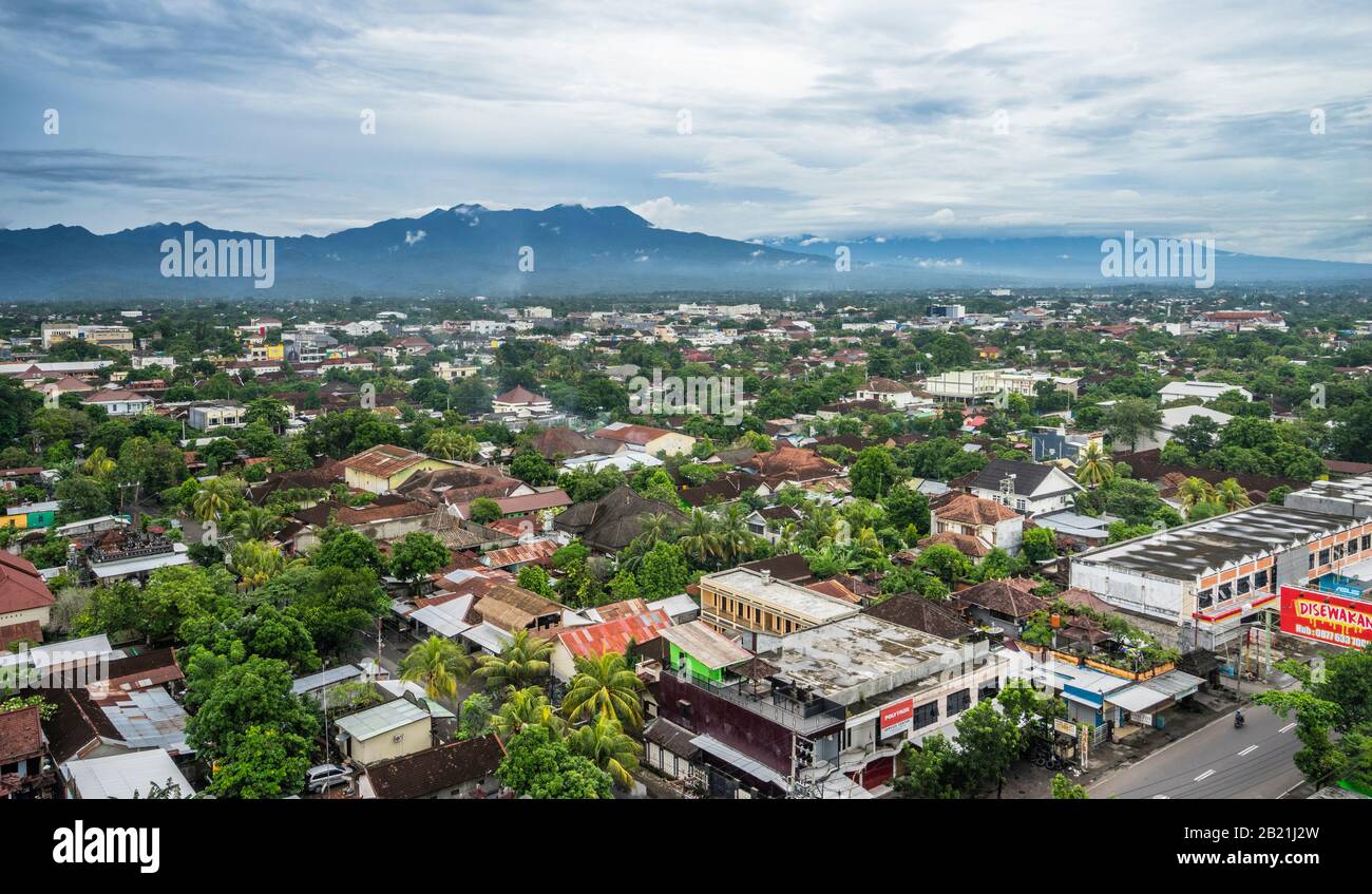 Vista sui tetti di Mataram, la capitale di Lombok e West Nusa Tenggara sulla piccola Sunda Island di Lombok, Indonesia Foto Stock