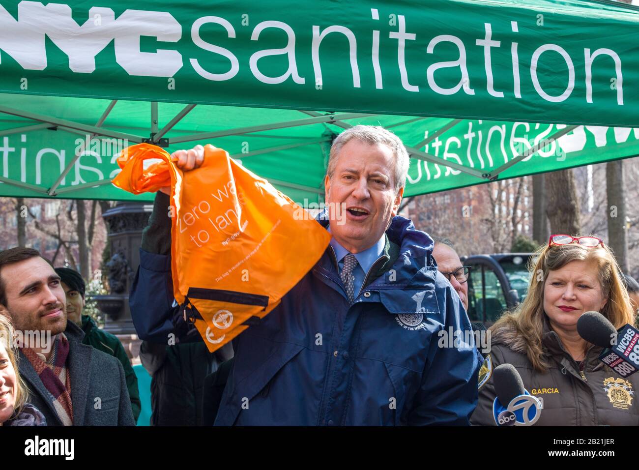 New York, Stati Uniti. 28th Feb, 2020. Il sindaco di New York Bill de Blasio parla prima di distribuire borse riutilizzabili gratuite ai newyorkesi presso il mercato Agricolo di Union Square alla vigilia del divieto di sacchetto di plastica che entra in vigore il marzo 1st. A destra è NY Dipartimento di Sanitation Commissario Kathryn Garcia. Credit: Enrique Shore/Alamy Live News Foto Stock