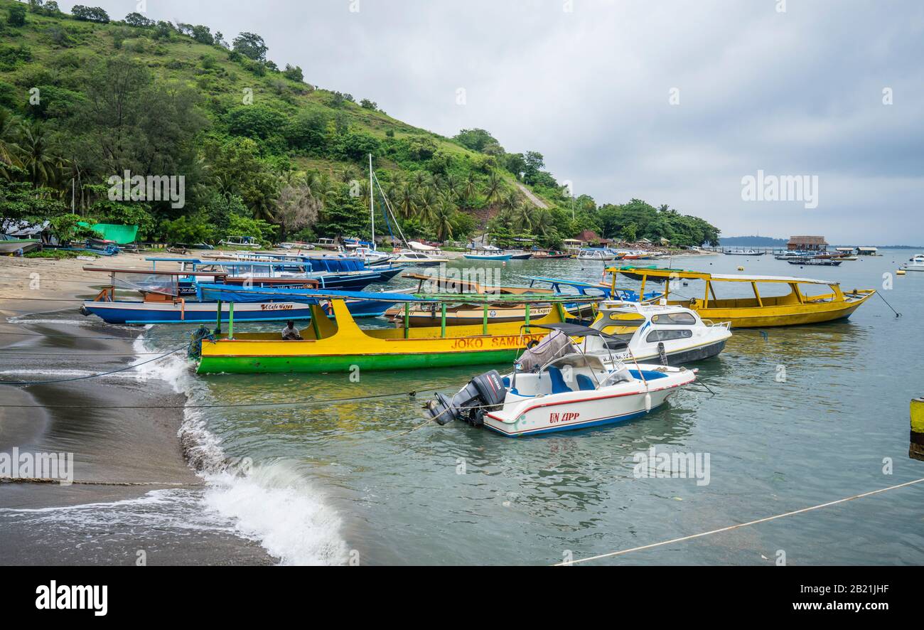 Traghetti delle Isole Gili ormeggiati alla spiaggia di Bangsal sulla costa occidentale di Lombok, Isole minori Sunda, Indonesia Foto Stock