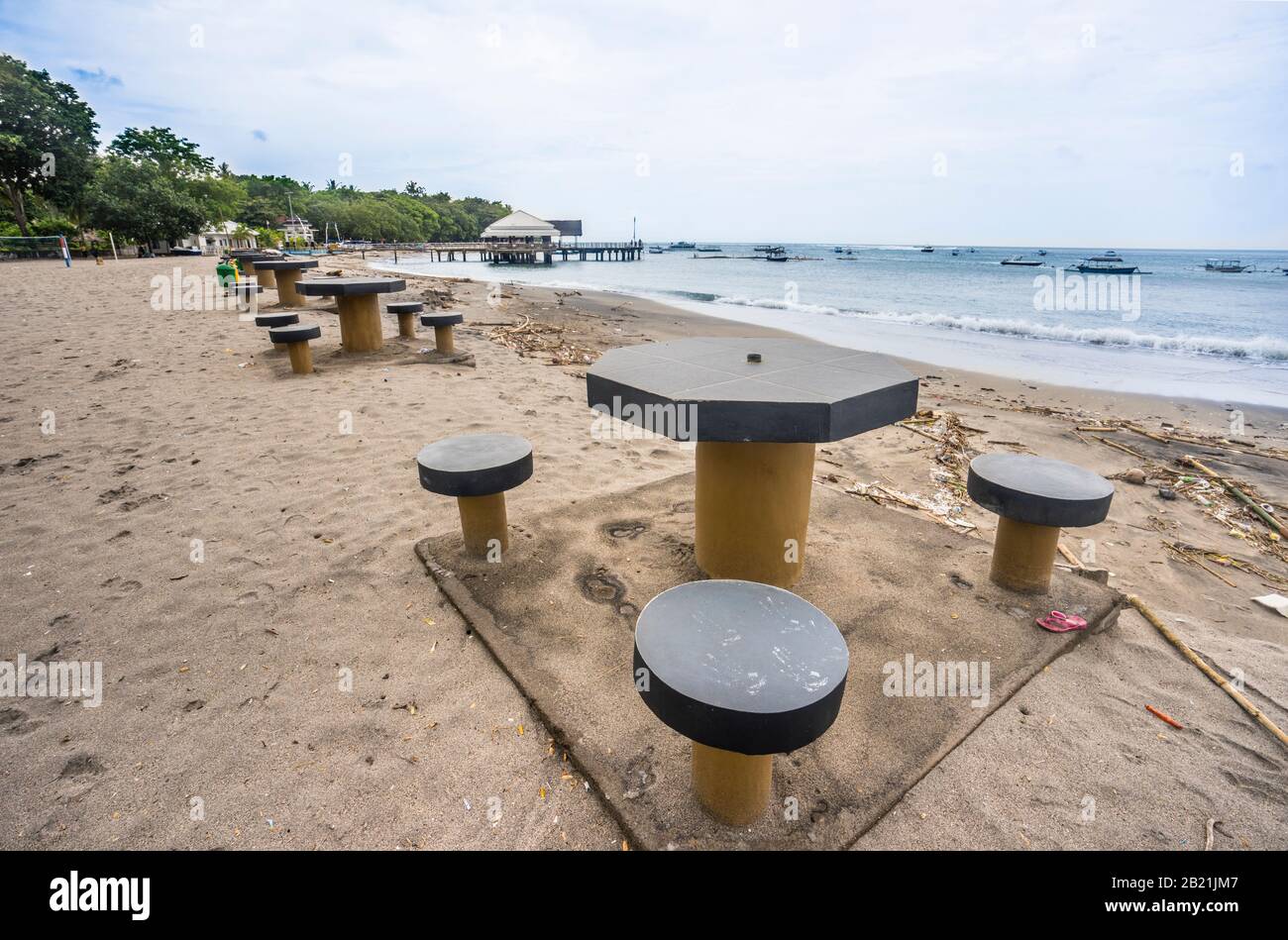 Tavoli da picnic alla spiaggia di Singgigi sulla costa occidentale di Lombok, Isole minori Sunda, Indonesia Foto Stock
