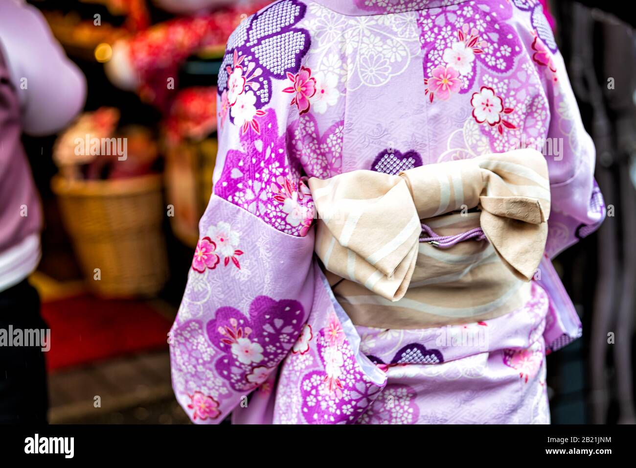 Kyoto, Giappone primo piano di donna irriconoscibile in kimono viola con  fiore di ciliegio rosa modello primavera e legato arco obi cintura Foto  stock - Alamy