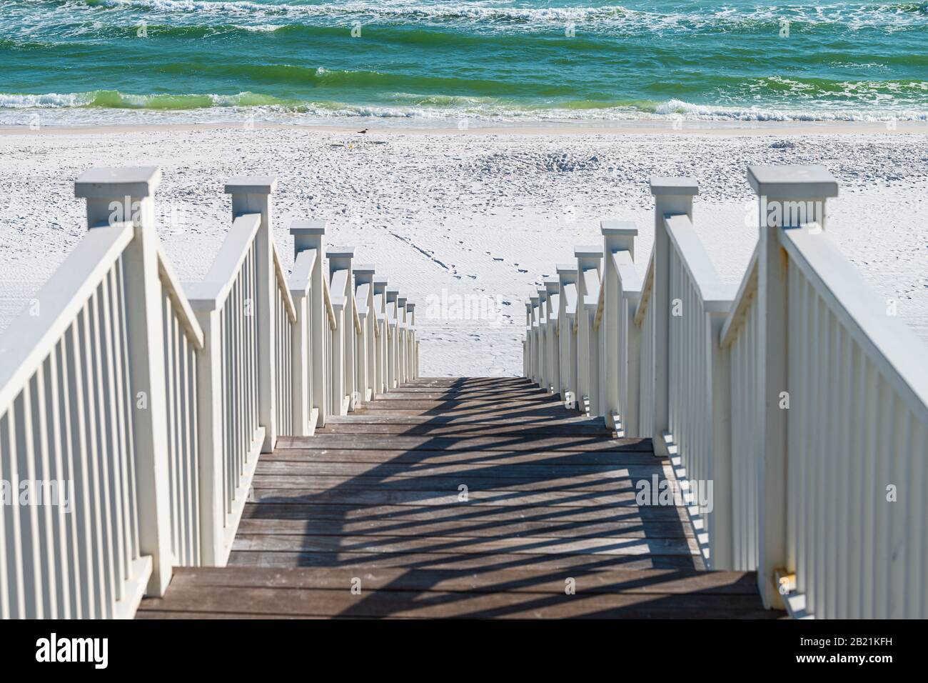 Lungomare, Florida ringhiera scalinata in legno passi che si affacciano verso il basso vista dell'architettura sulla spiaggia oceano vista sfondo durante la giornata di sole Foto Stock