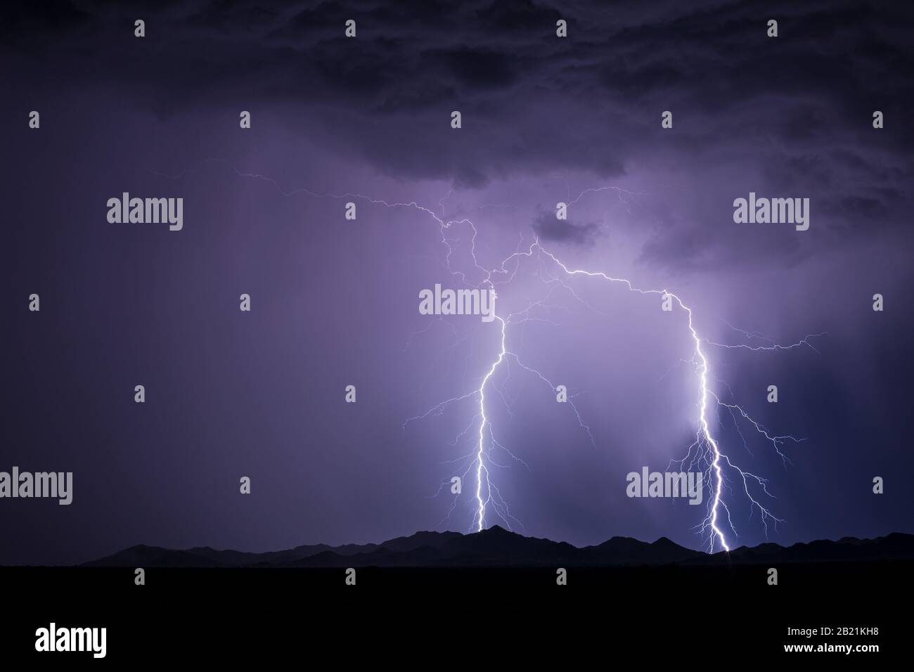 Fulmine sciopero da una tempesta vicino Stanfield, Arizona Foto Stock