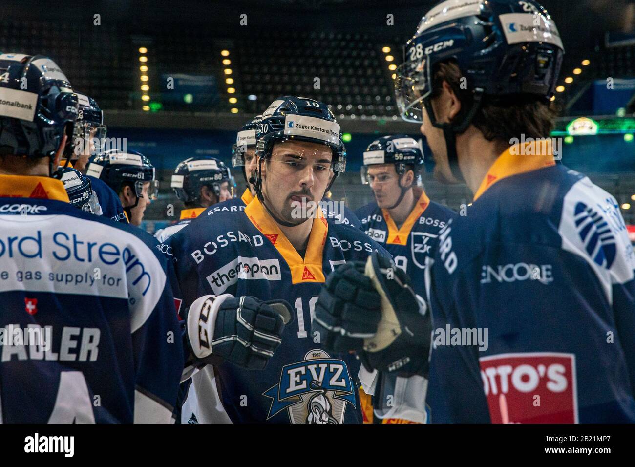 Jerome Bachofner n. 10 (EV Zug) durante la partita di hockey su ghiaccio della National League Regular Season tra EV Zug e HC Friborg-Gotteron il 28th febbraio 2020 nella Bossard Arena di Zug. Credito: Spp Sport Stampa Foto. /Alamy Live News Foto Stock