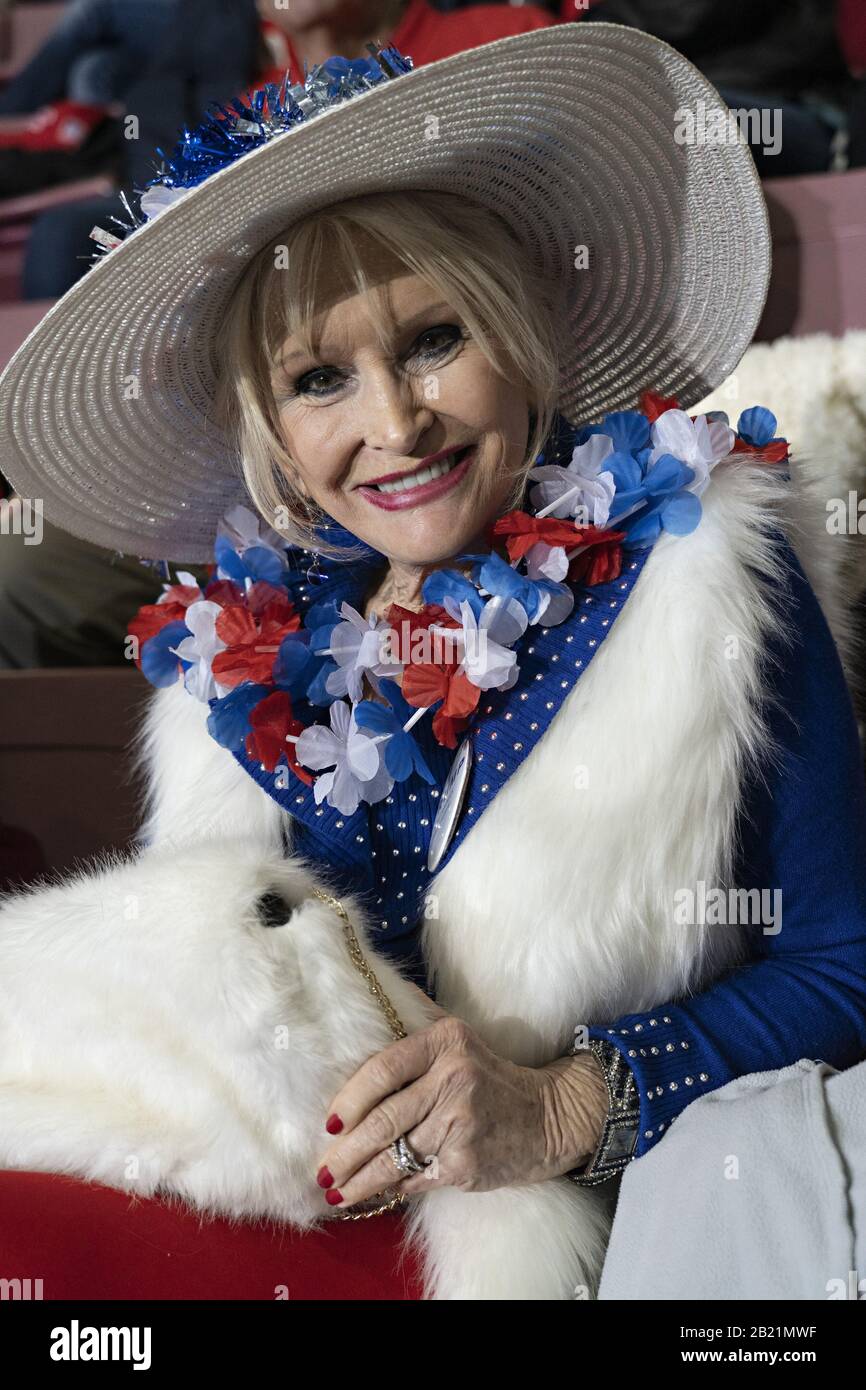 Charleston, Carolina Del Sud, Stati Uniti. 28th Feb, 2020. Un sostenitore del presidente Donald Trump che indossa un costume rosso, bianco e blu mentre attende che il presidente arrivi al North Charleston Coliseum per Il Suo Gran Rally Keep America, venerdì 28 febbraio 2020, a North Charleston, South Carolina. Foto di Richard Ellis/UPI Credit: UPI/Alamy Live News Foto Stock