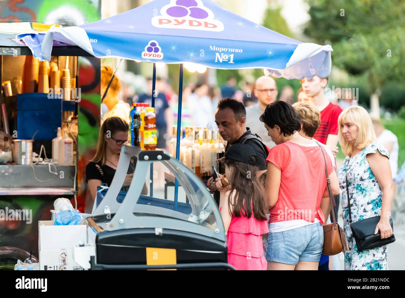 Kiev, Ucraina - 10 agosto 2018: Capitale di Kiev con persone in strada nel parco su strada ordinando da stand alimentare in coda Foto Stock