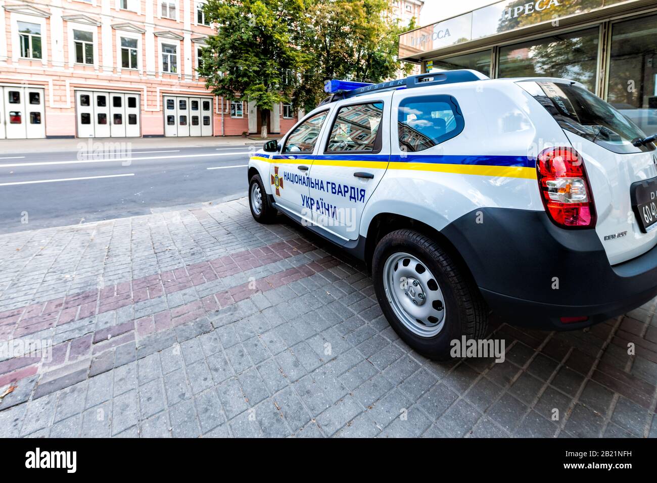 Kiev, Ucraina - 12 agosto 2018: Polizia della Guardia Nazionale Ucraina veicolo grandangolo vista sulla strada con l'insegna a Kiev Foto Stock