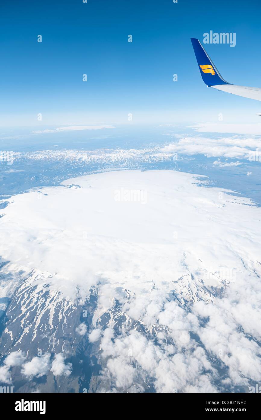 Keflavik, Islanda - 20 giugno 2018: Aereo Icelandair in cielo blu con vista dalla finestra sul grande ghiacciaio negli altopiani meridionali vicino a vik chiamato tindfja Foto Stock