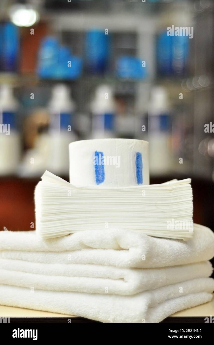 Asciugamani per parrucchiere. Concetto di salone di bellezza. Asciugamani  in cotone bianco pulito, asciugamani in carta usa e getta, collari di carta  protettiva con nastro adesivo per Foto stock - Alamy