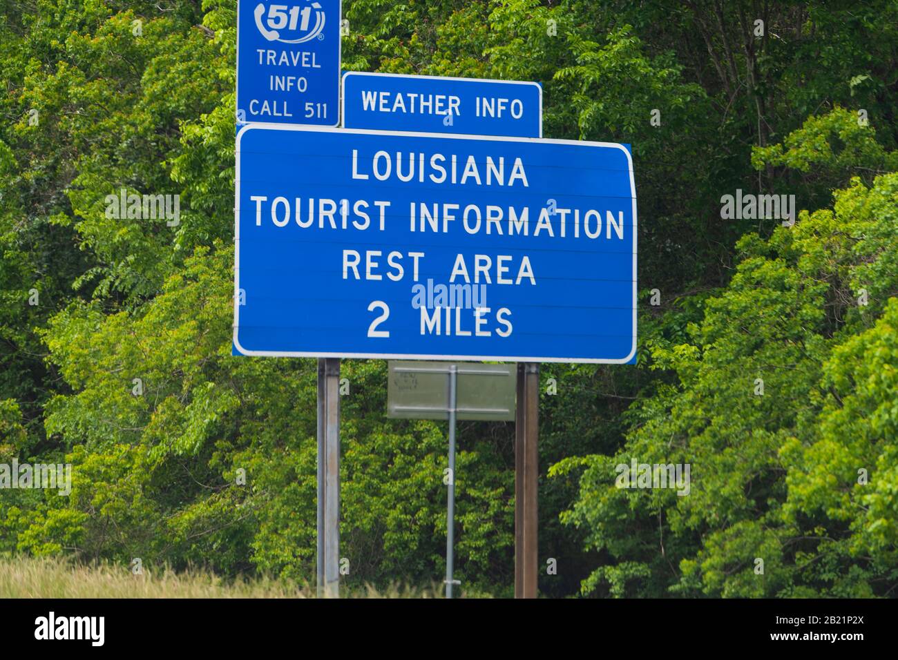 Slidell, Stati Uniti - 22 aprile 2018: Autostrada strada con closeup di benvenuto al cartello Louisiana e testo sulla interstate i10 Foto Stock